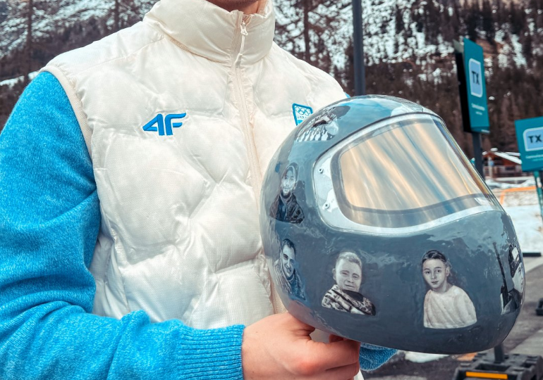 Un sportiv ucrainean spune că CIO i-a interzis casca personalizată cu portrete ale atleților uciși în război. Reacția lui Zelenski