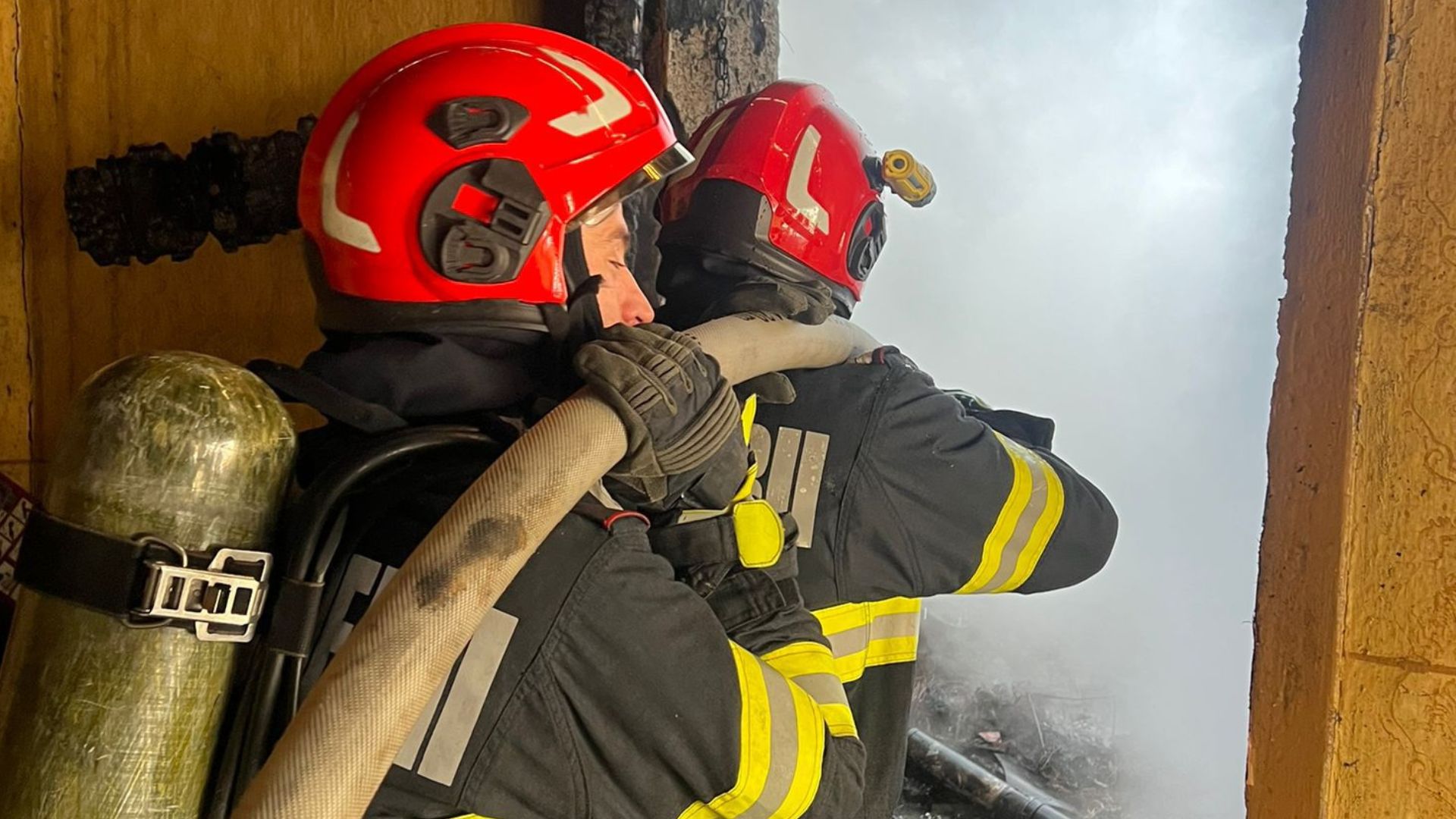 UPDATE: Incendiu violent într-un apartament în Năvodari: un om a murit