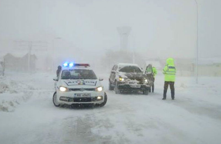 Viscol pe șoselele din sud și est: drumuri naționale închise și restricții. Trafic controlat pe A2