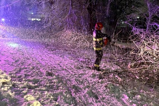 Vreme severă în 21 de județe și București: drumuri închise, curse anulate și peste 18.000 de consumatori fără curent