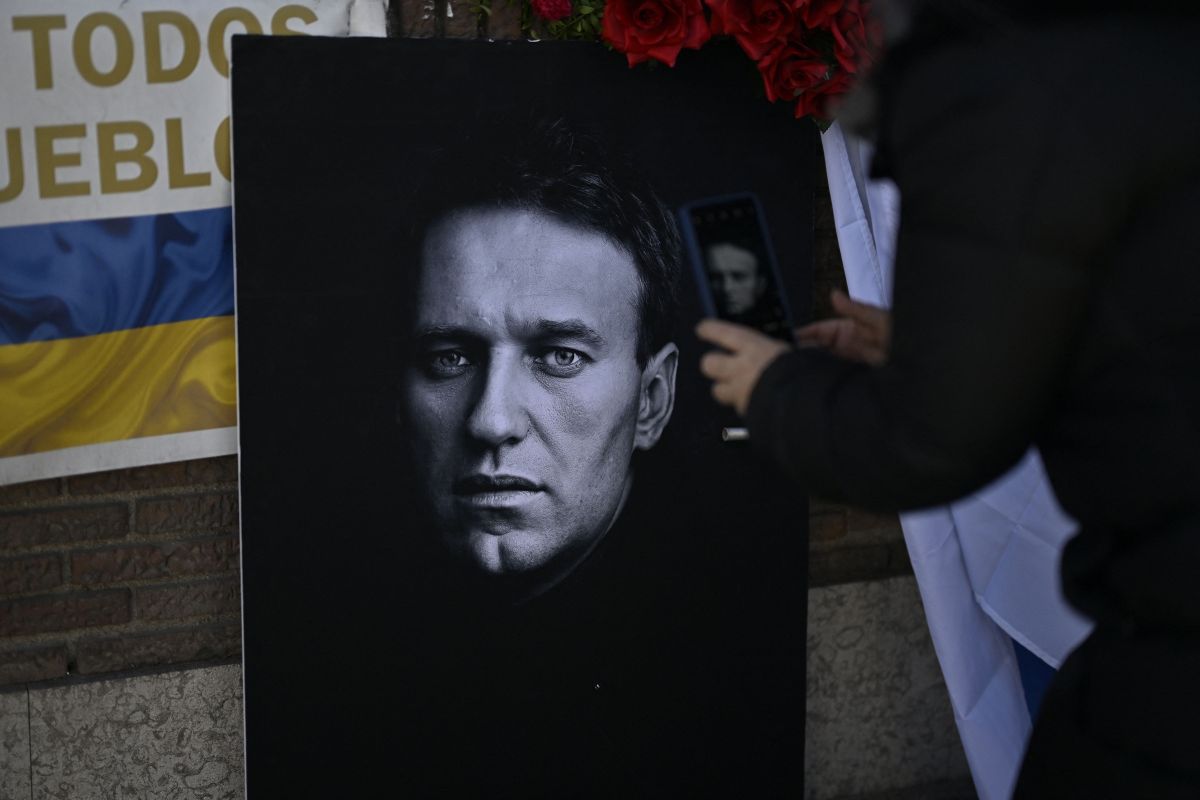 Zeci de oameni s-au adunat la mormântul lui Navalnîi din Moscova. Mama cere justiție pentru fiul otrăvit