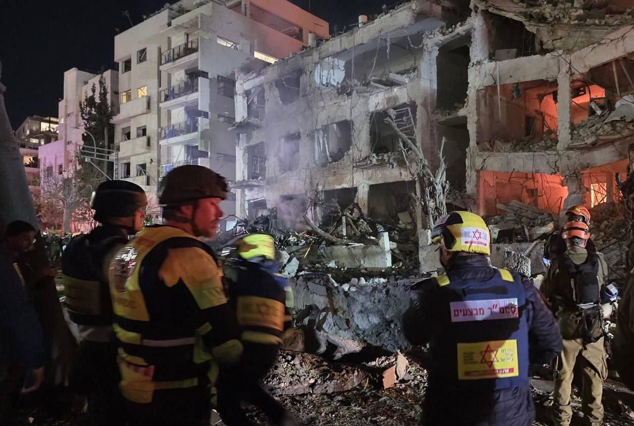 8 morți după ce o rachetă a lovit un bloc lângă Ierusalim