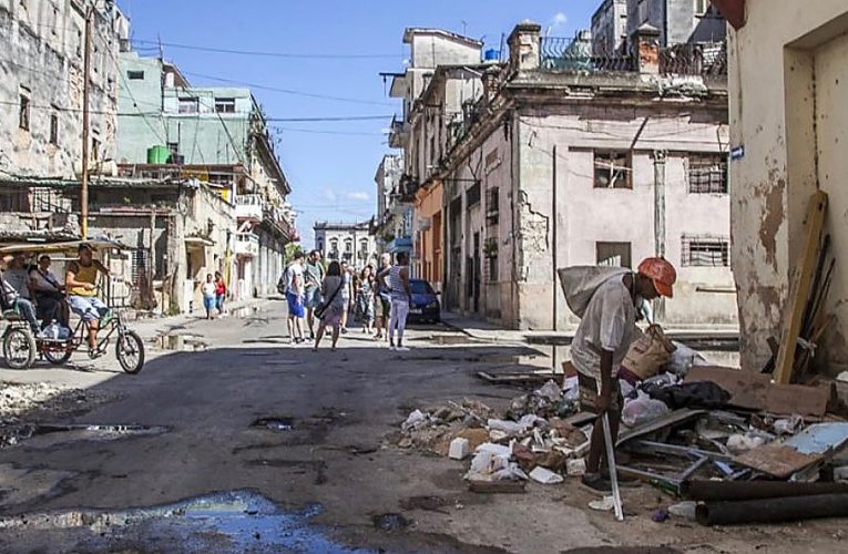 A opta zi de proteste violente în Cuba după penele masive de curent. Manifestanții au atacat sediul Partidului Comunist