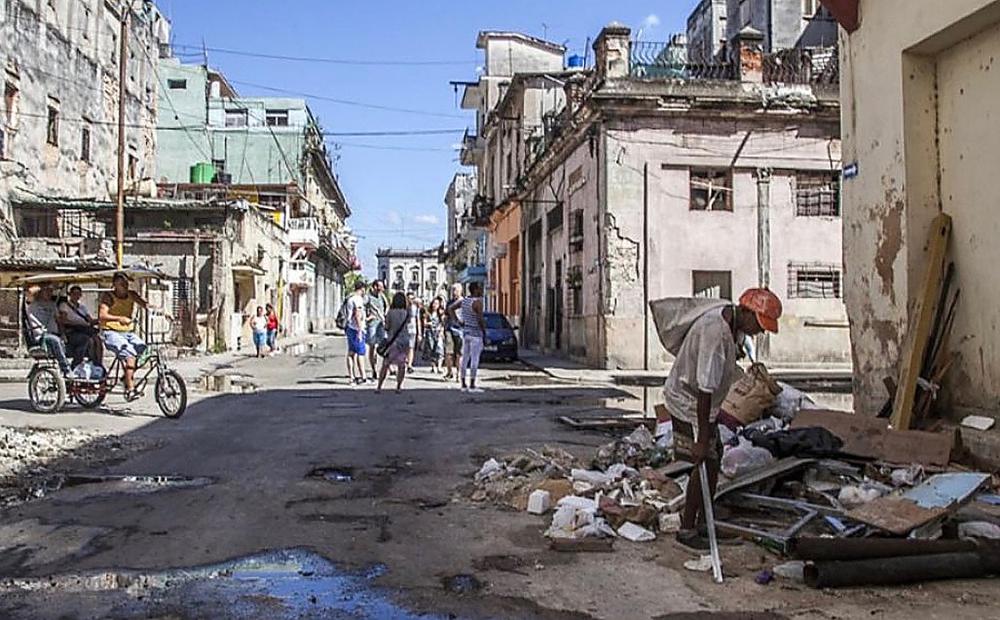A opta zi de proteste violente în Cuba după penele masive de curent. Manifestanții au atacat sediul Partidului Comunist