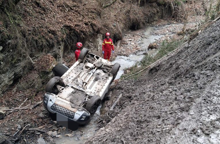 Accident grav în Neamț: mașină căzută într-o râpă de șapte metri, șoferul a murit