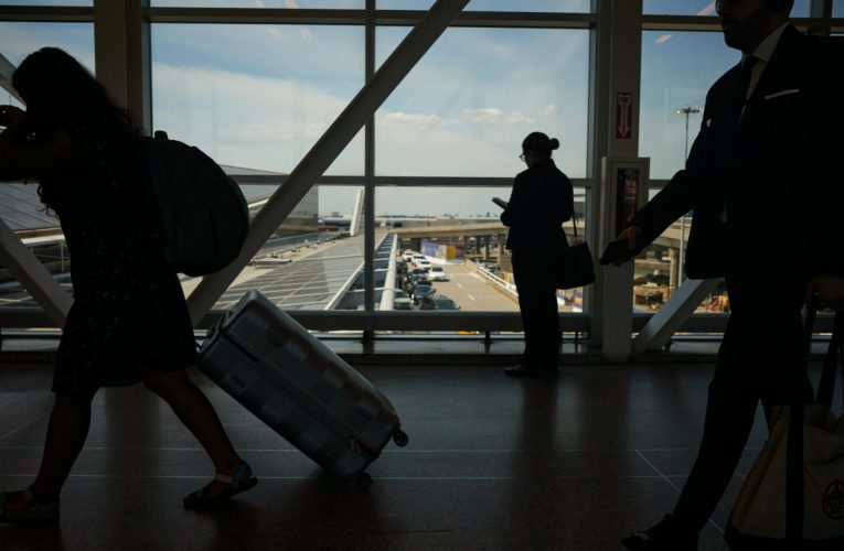 Accident pe pista aeroportului LaGuardia din New York. Traficul aerian a fost oprit