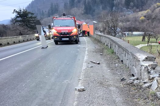 Accident rutier într-o comună din Neamț: O mașină s-a răsturnat pe cupolă. Șoferul, transportat la spital