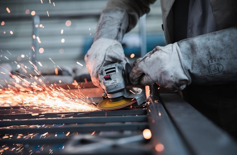 Activitatea din fabricile din China își revine, în timp ce războiul cu Iranul amenință creșterea economică