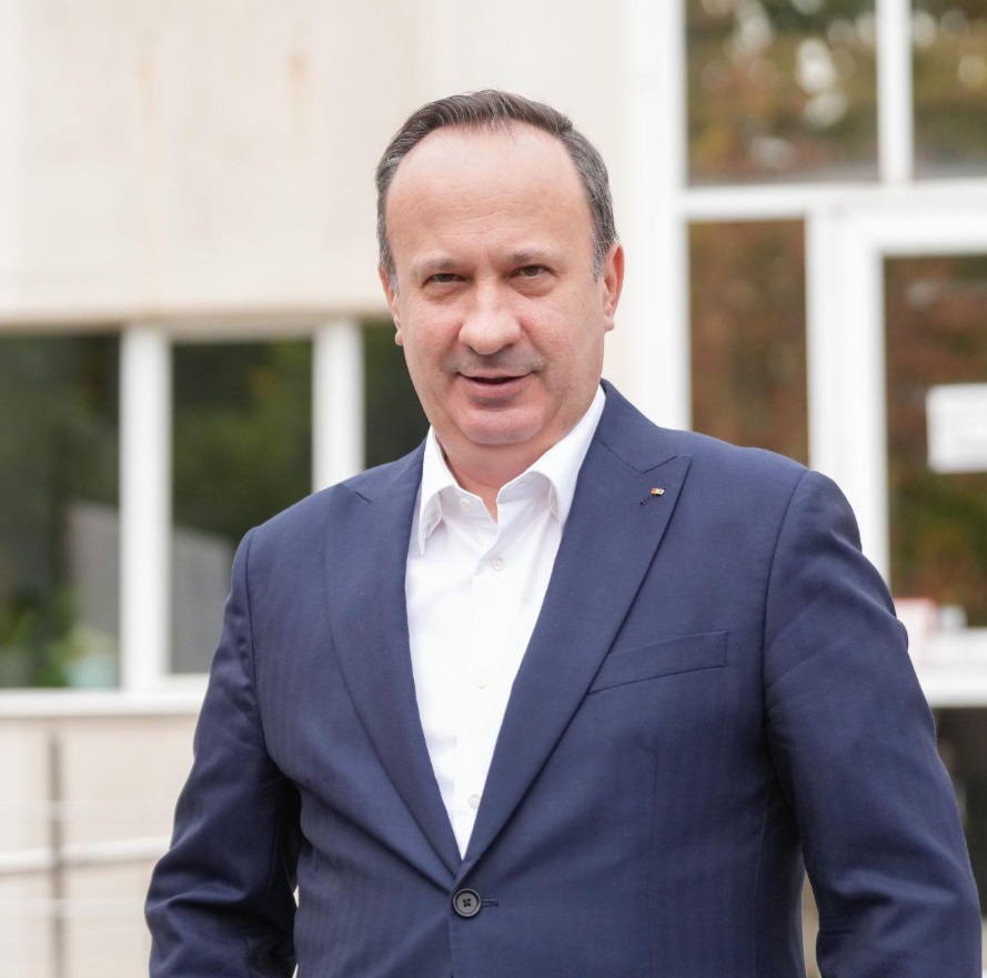 Adrian Câciu (PSD): „Ați văzut vreo deplasare a lui Bolojan în Oman sau Emirate ca sa coordoneze repatrierea românilor din zona de conflict?”