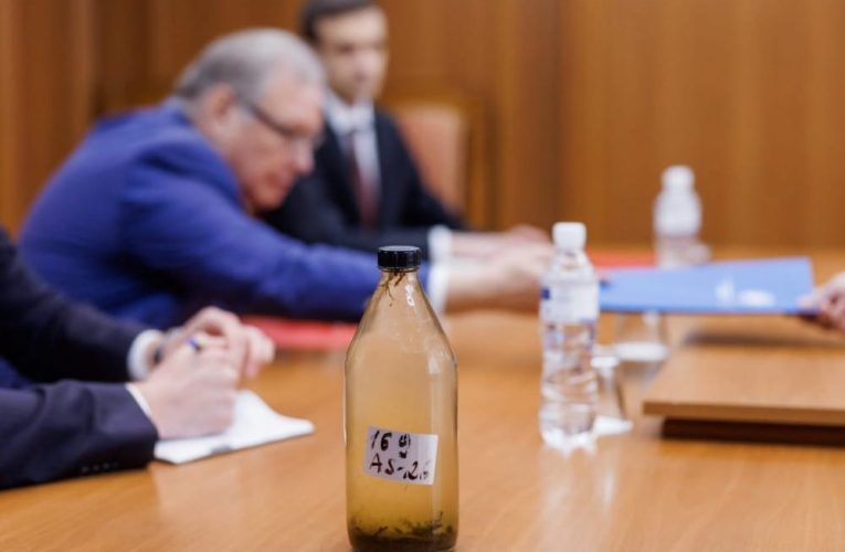 Ambasadorul rus de la Chișinău a primit o sticlă cu apă contaminată din Nistru