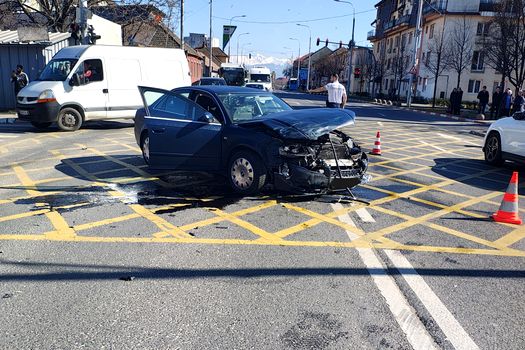 Ambulanță SMURD și o mașină implicate în accident pe o stradă din Sibiu. Plan Roșu activat