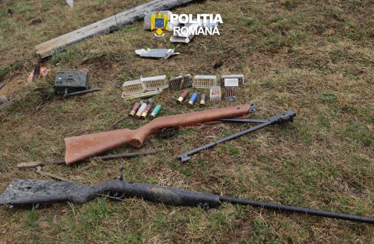 Arme folosite la braconaj, ridicate de polițiști în urma unor percheziții în Bistrița-Năsăud