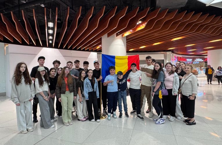 Avionul care i-a adus acasă pe elevii români aflați în vacanță la Dubai a aterizat la București