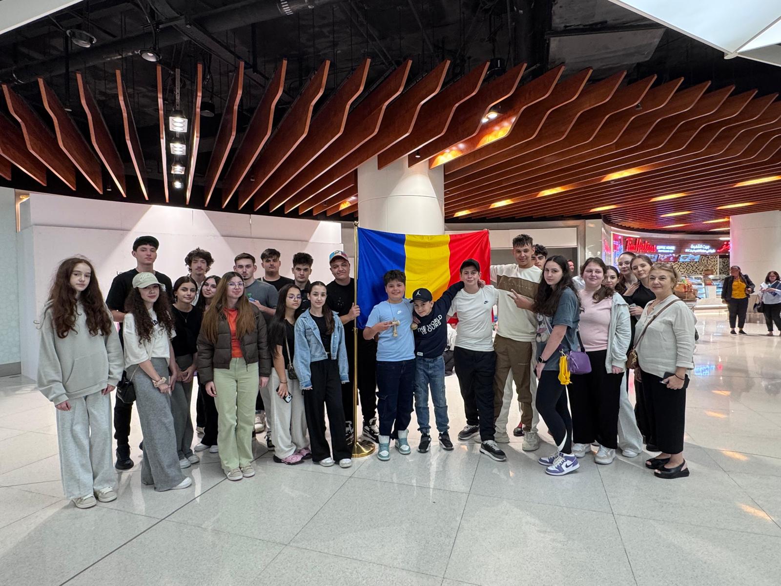 Avionul care i-a adus acasă pe elevii români aflați în vacanță la Dubai a aterizat la București