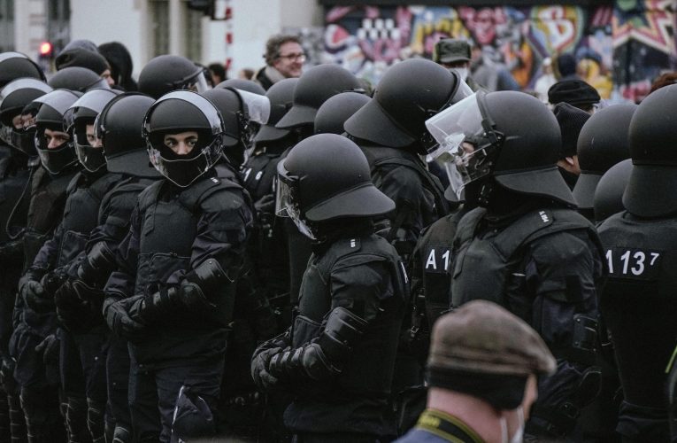 Bărbat imobilizat de polițiști în timp ce încerca să detoneze o bombă în sediul unei bănci americane din Paris