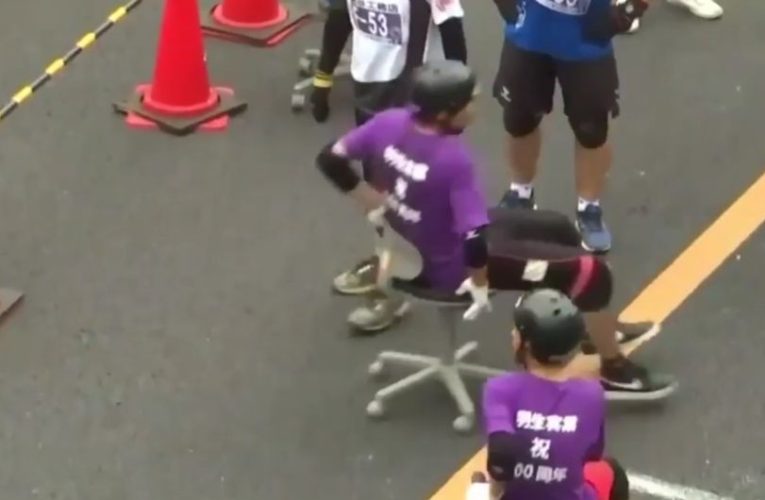 Cel mai nou sport nou din Japonia-cursele stradale cu scaune de birou. Premiul: 90 de kilograme de orez