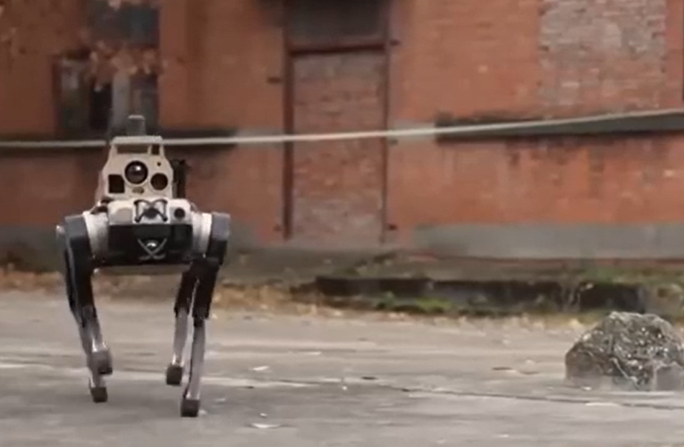 Chinezii au testat roboți-câini de luptă care operează autonom ca o „haită de lupi”