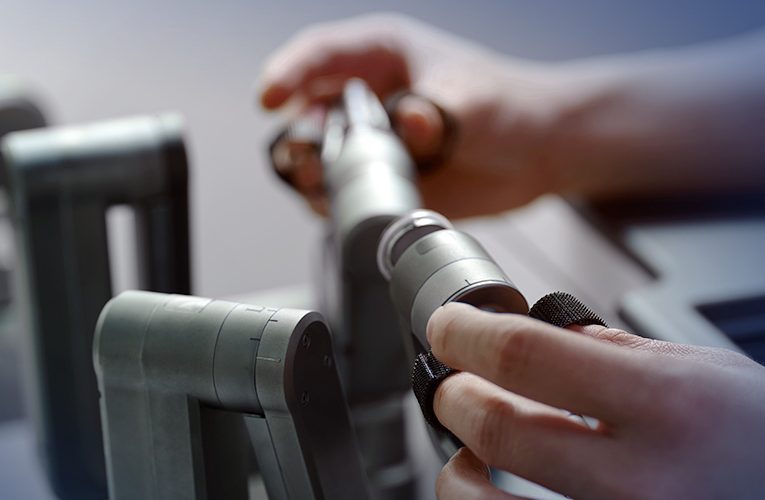 Chirurg din Londra operează un pacient cu cancer de la 2.400 de km distanță