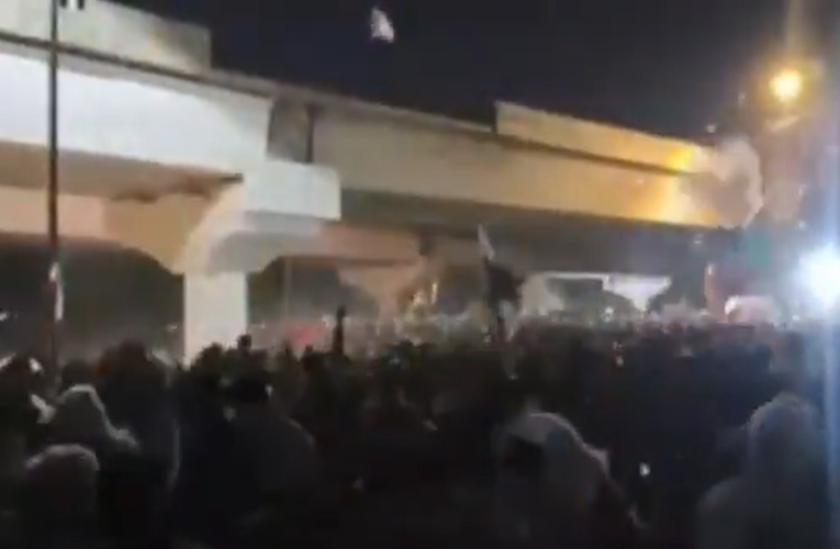 Ciocniri între susținătorii milițiilor pro-iraniene și forțele de securitate irakiene în capitala Bagdad. Chiar și acum, ținta protestatarilor este ambasada americană din oras