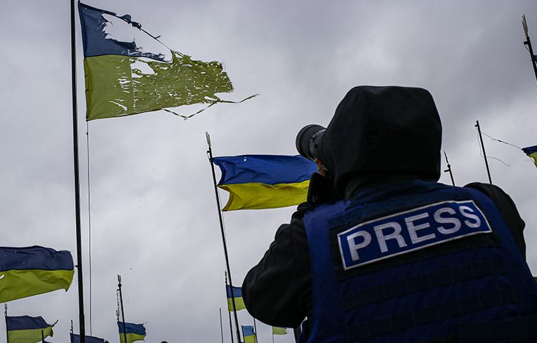 Comisia Europeană reînnoiește sprijinul pentru jurnaliștii exilați și transferați în Uniunea Europeană