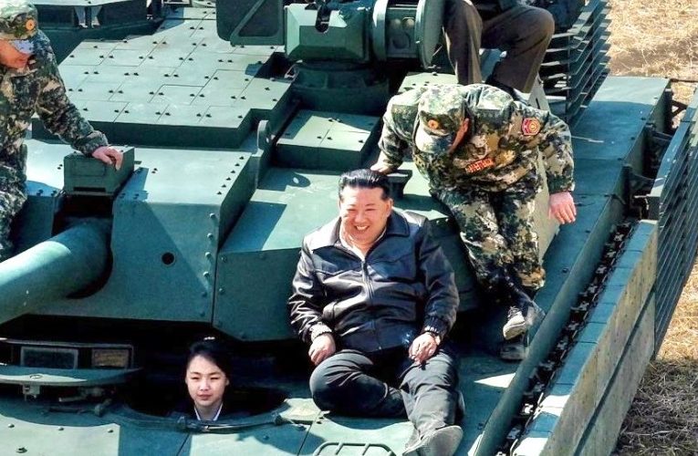 Coreea de Nord: Kim Jong Un, surprins pe tanc alături de fiica sa