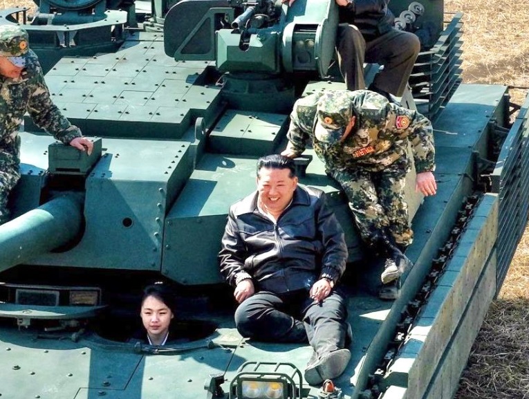 Coreea de Nord: Kim Jong Un, surprins pe tanc alături de fiica sa