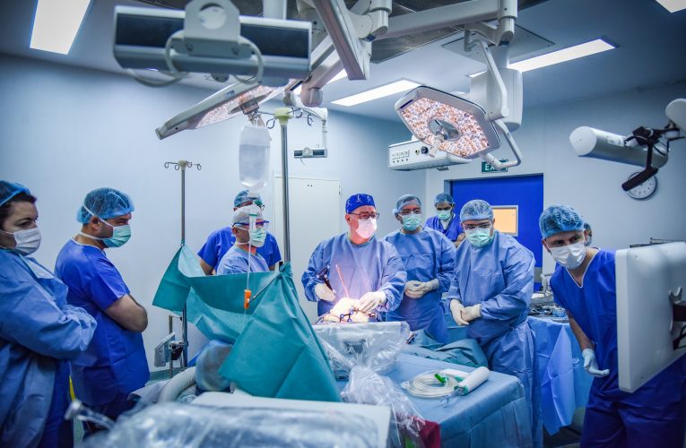 Cum a devenit mai sigură protezarea genunchiului (P)