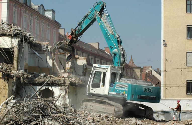 Demolarea planificată a unei clădiri a scăpat de sub control. Patru oameni au murit, iar alți patru au fost răniți