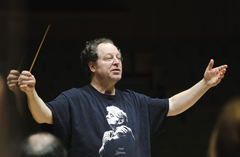 Dirijorul american John Axelrod dirijează la București cu o baghetă dăruită de Leonard Bernstein