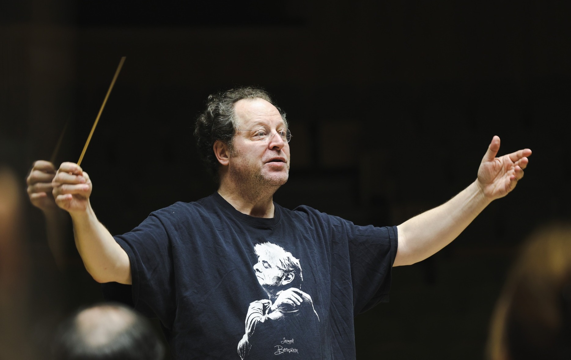 Dirijorul american John Axelrod dirijează la București cu o baghetă dăruită de Leonard Bernstein