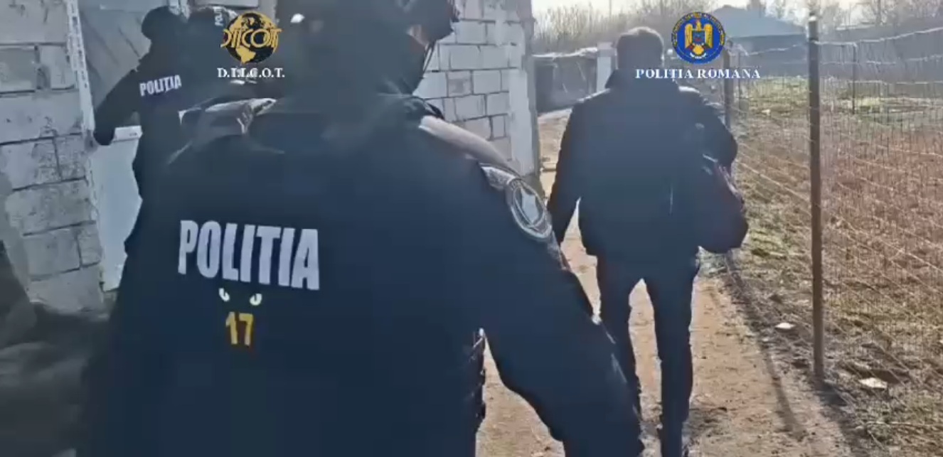 Doi tineri de 16 ani cercetați după ce au obligat o fată de 13 ani să se prostitueze