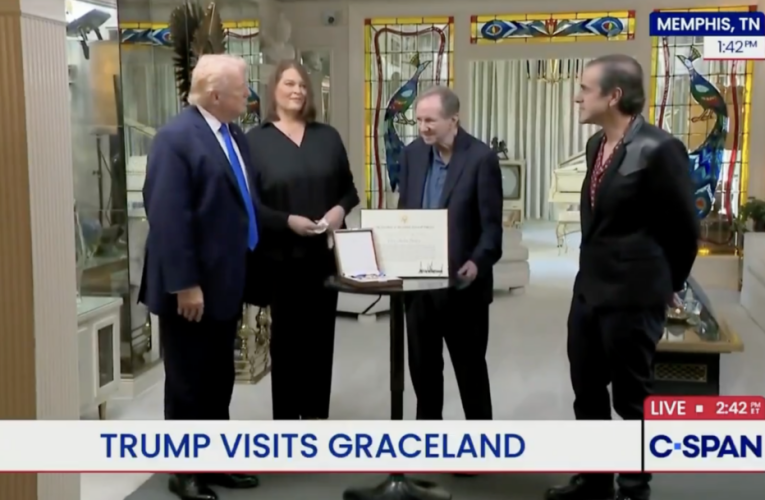 Donald Trump s-a dus în vizită la casa lui Elvis Presley, după anunțul negocierilor-surpriză cu Iranul: „L-am cunoscut pe Frank Sinatra, pe Elvis niciodată. Îl iubesc”