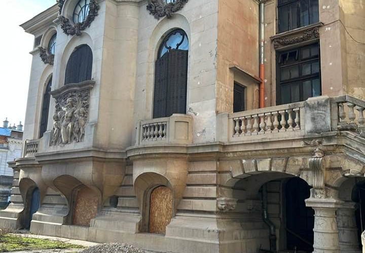 Două comisii fac verificări la Muzeul George Enescu, unde obiecte de patrimoniu sunt păstrate de 4 ani în containere