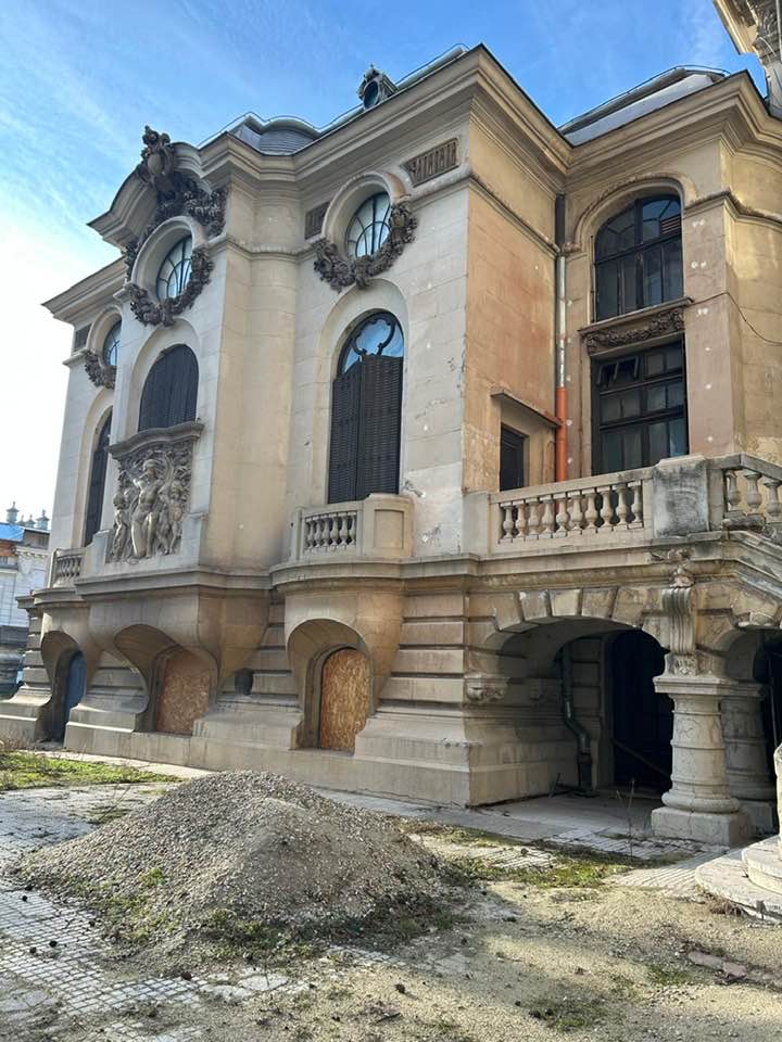 Două comisii fac verificări la Muzeul George Enescu, unde obiecte de patrimoniu sunt păstrate de 4 ani în containere