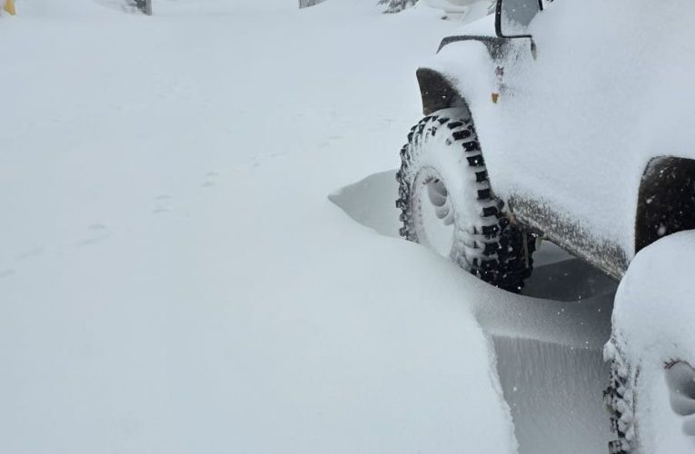 Drum acoperit cu zăpadă în zona turistică de la Horezu. Poliția a restricționat circulația