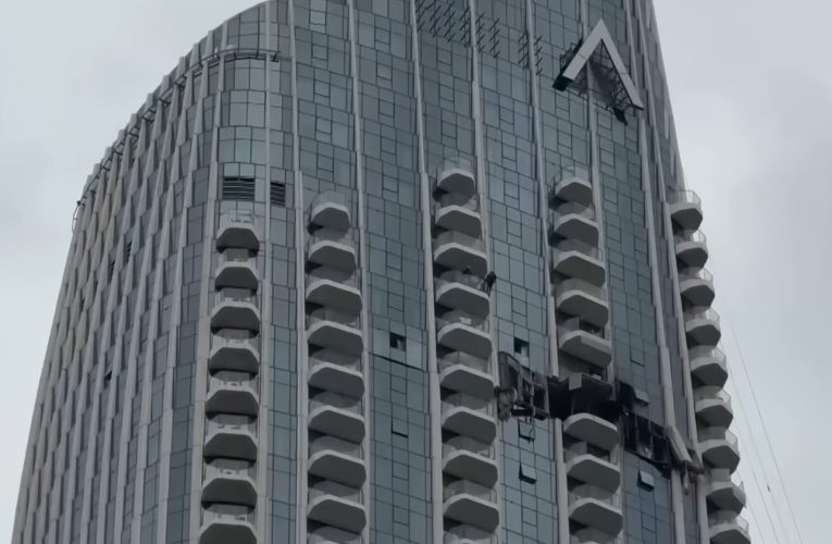 Dubai: 20 de persoane, inclusiv un turist britanic, acuzate că au distribuit imagini cu atacuri iraniene. Ce pedeapsă riscă