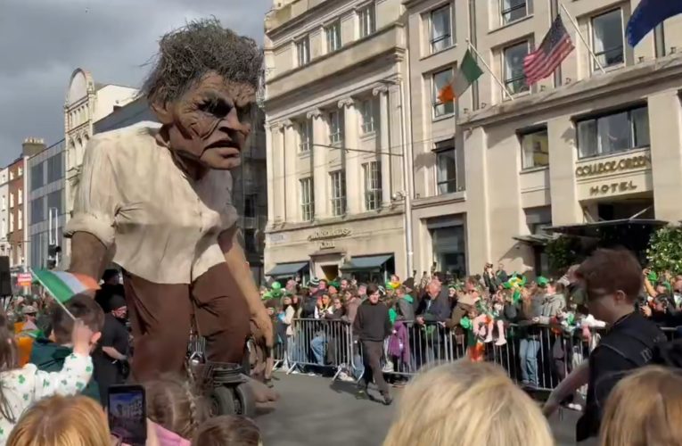Dublin, în sărbătoare de St. Patrick: peste 500.000 de oameni la paradă, condusă de actorul Paul Mescal