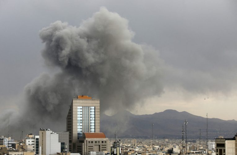 Emiratele Arabe Unite închid spațiul aerian după atacuri iraniene, în timp ce Israel lovește Teheranul