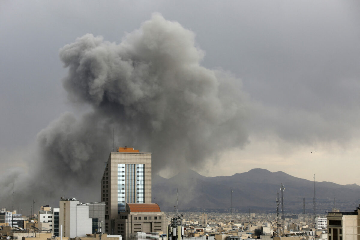 Emiratele Arabe Unite închid spațiul aerian după atacuri iraniene, în timp ce Israel lovește Teheranul