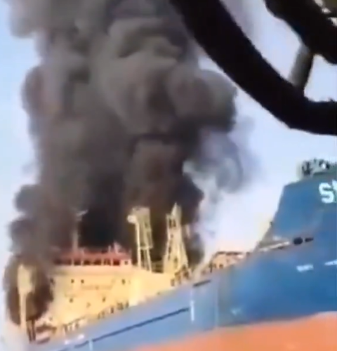 Explozie la bordul petrolierului MKD VYOM în largul Omanului. Un marinar a murit