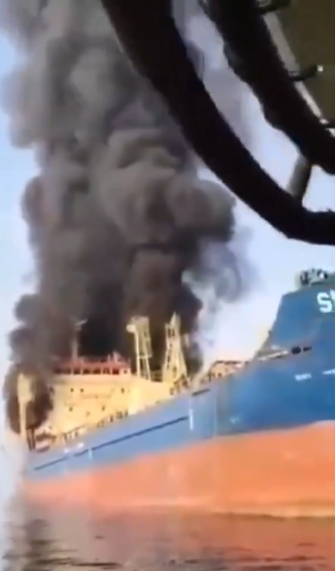 Explozie la bordul petrolierului MKD VYOM în largul Omanului. Un marinar a murit