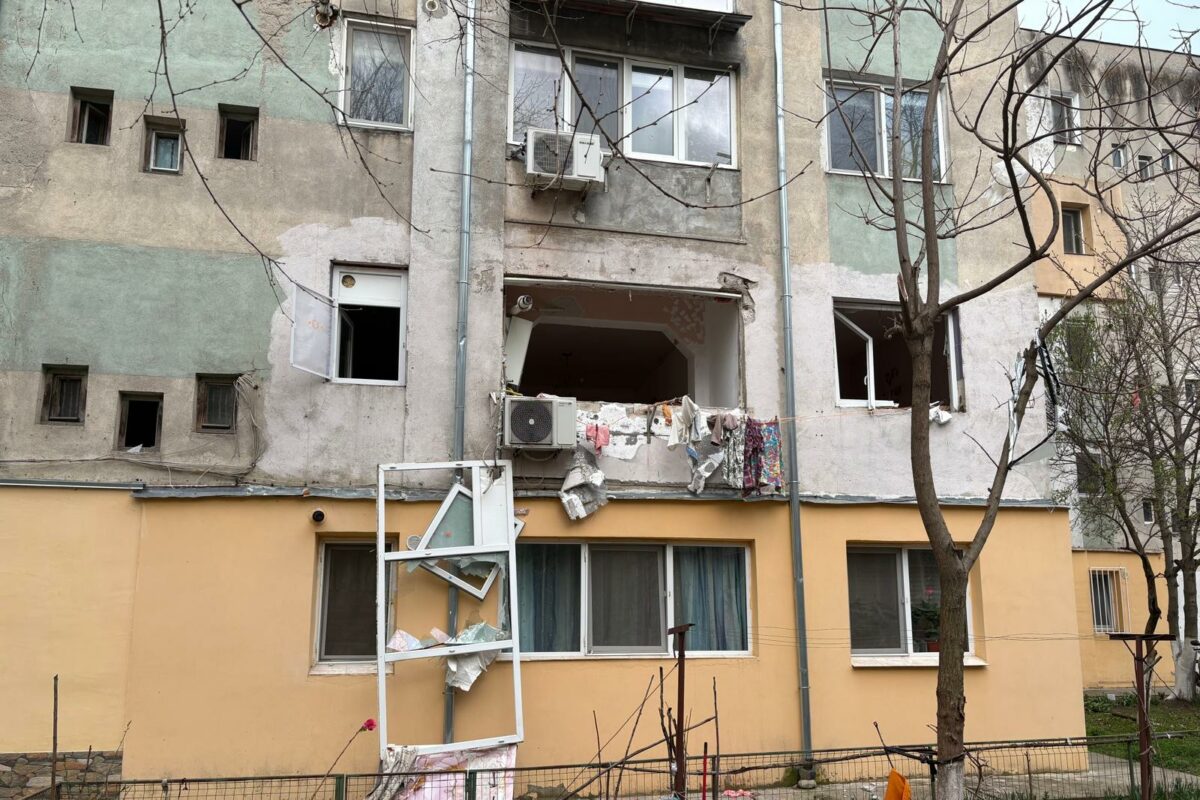 Explozie puternică într-un bloc din Caracal. Cel puțin patru apartamente sunt afectate