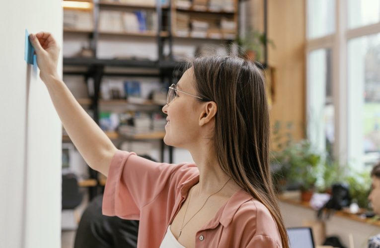 Fără găuri în pereți. Un student a inventat un ciment magnetic care ține tablourile cu magneți