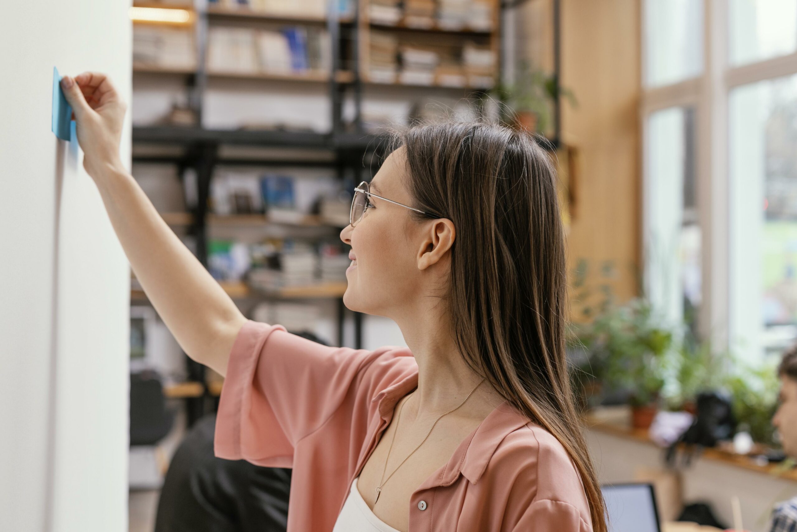Fără găuri în pereți. Un student a inventat un ciment magnetic care ține tablourile cu magneți