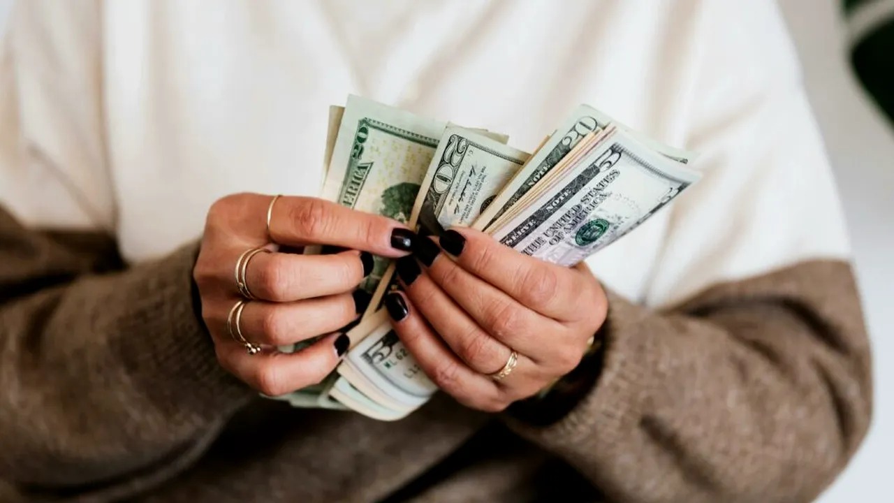 Fed ignoră presiunile lui Trump și menține dobânzile