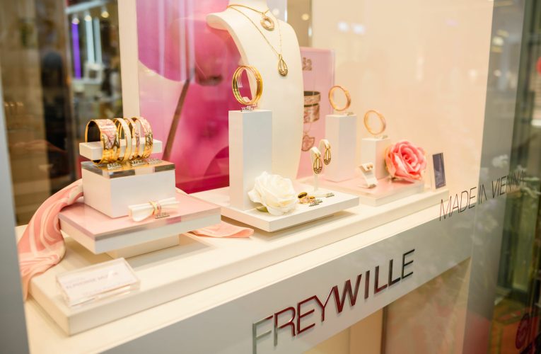 FREYWILLE lansează Mucha Paris Pastel la București și aniversează 75 de ani