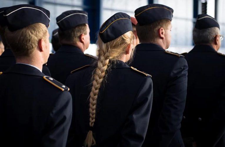 Germania introduce noi reguli în Armată despre bărbi și coafuri, după ce un sergent major a mers în instanță ca să poarte părul lung