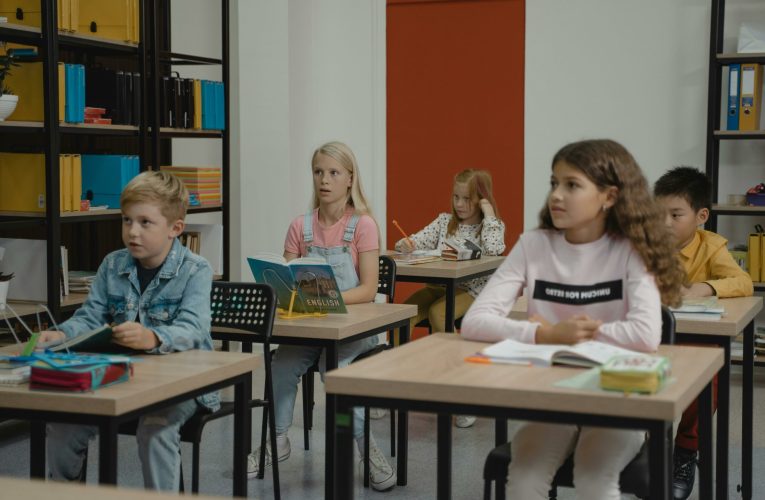 Ghid gratuit pentru folosirea tehnologiei AI la clasă, destinat profesorilor și elevilor din România