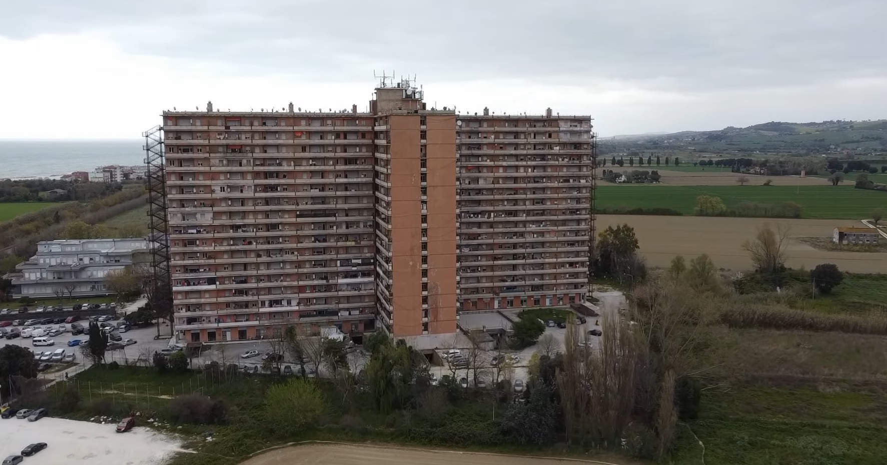 Hotel House din Porto Recanati, „ghetoul vertical” din Italia unde trăiesc aproape 2.000 de migranți