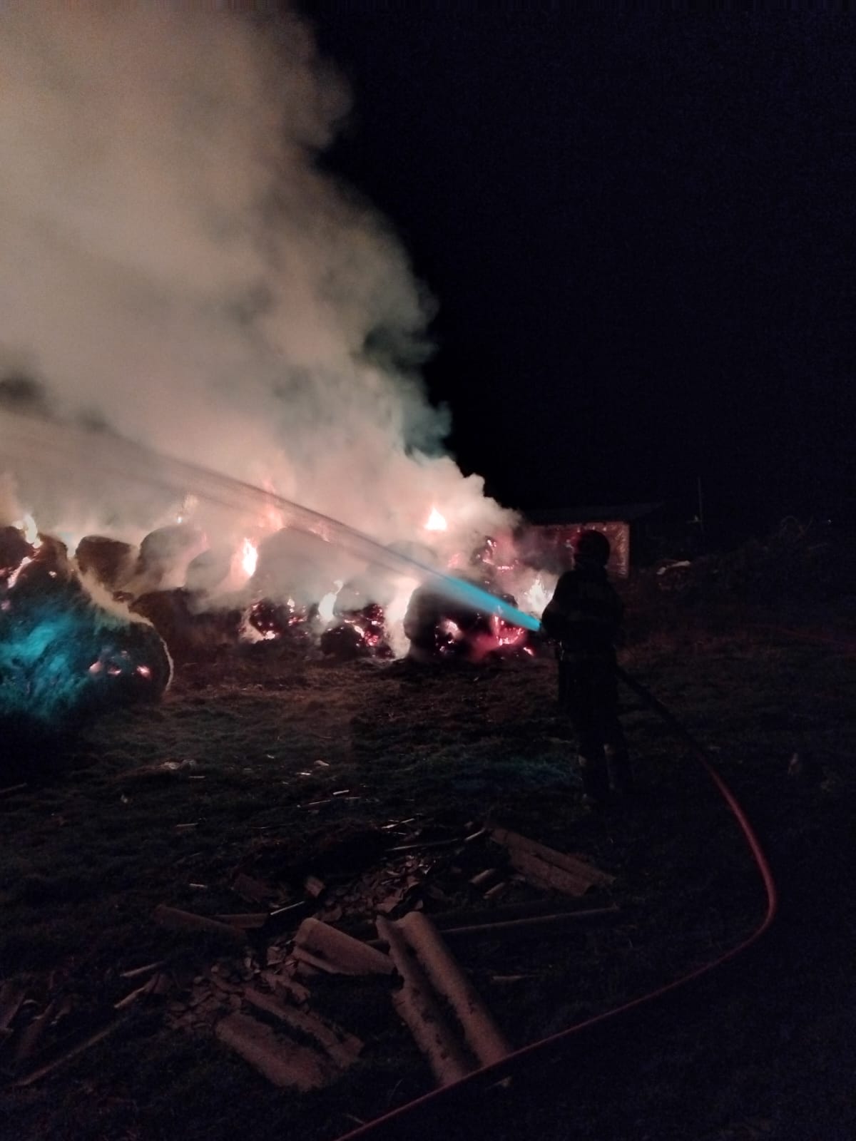 Iași: Pompierii au intervenit timp de nouă ore pentru stingerea unui incendiu. 40 de tone de furaje au ars